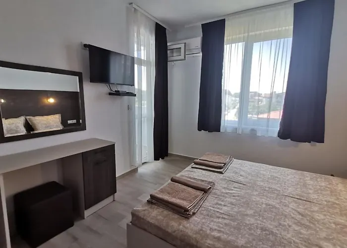 дъбрава Guest house Sinemoretz